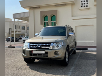 ميتسوبيشي  باجيرو  GLS  2014  اوتوماتيك  176,590 كم  6 سلندر  دفع رباعي  اس يو في  بيج
