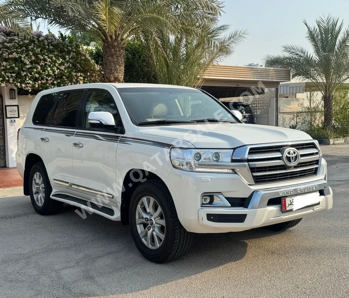 Toyota  Land Cruiser  GXR  2019  Automatic  174,000 Km  8 Cylinder  Four Wheel Drive (4WD)  SUV  White