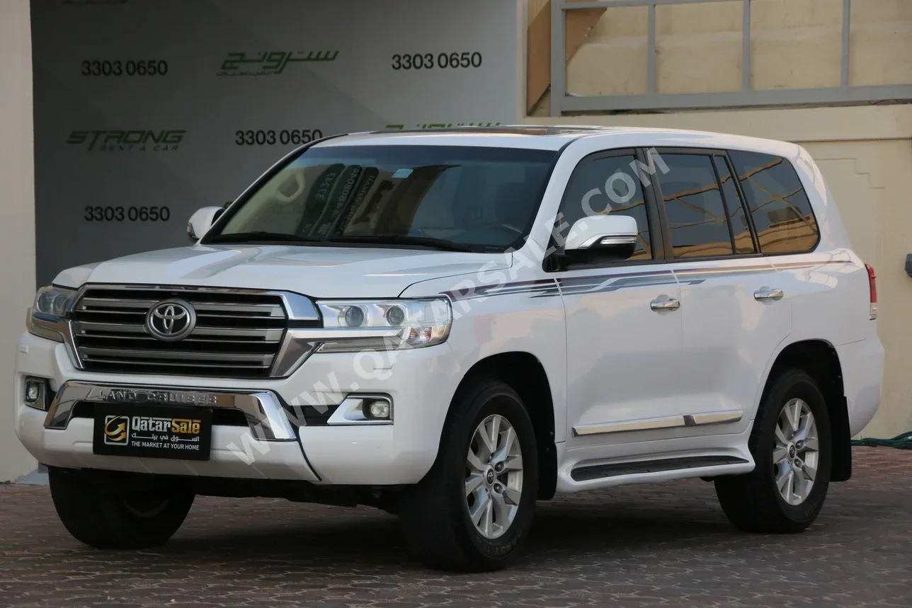 Toyota  Land Cruiser  GXR  2016  Automatic  302,000 Km  8 Cylinder  Four Wheel Drive (4WD)  SUV  White