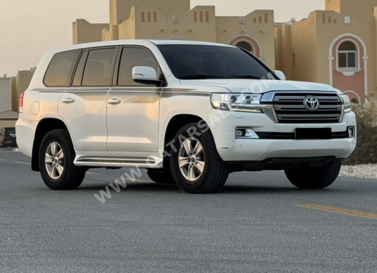 Toyota  Land Cruiser  GXR  2016  Automatic  213,000 Km  6 Cylinder  Four Wheel Drive (4WD)  SUV  White