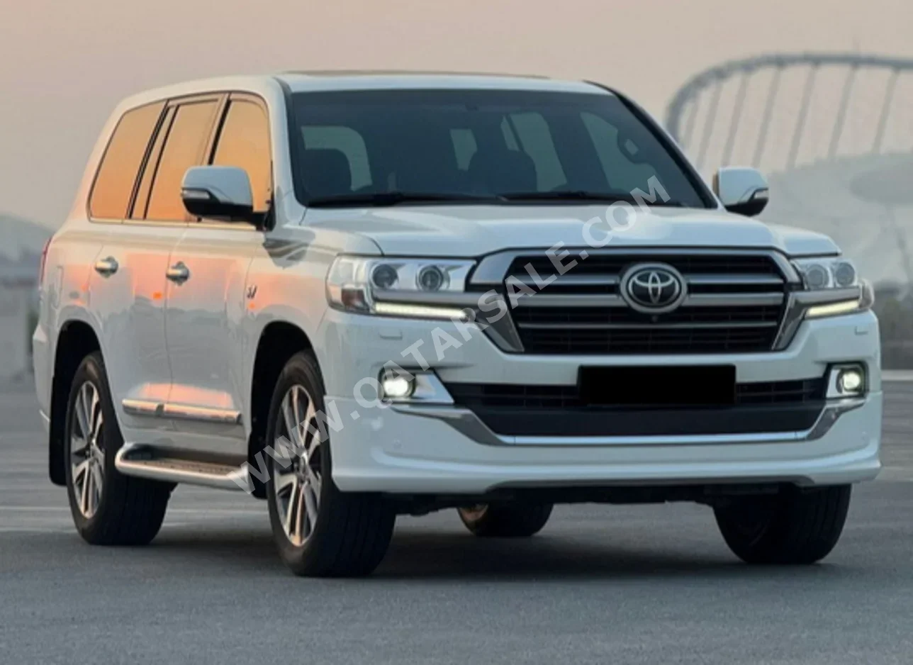 Toyota  Land Cruiser  VXR  2019  Automatic  179,000 Km  8 Cylinder  Four Wheel Drive (4WD)  SUV  White