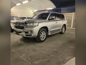 Toyota  Land Cruiser  GXR  2019  Automatic  260,000 Km  8 Cylinder  Four Wheel Drive (4WD)  SUV  Silver