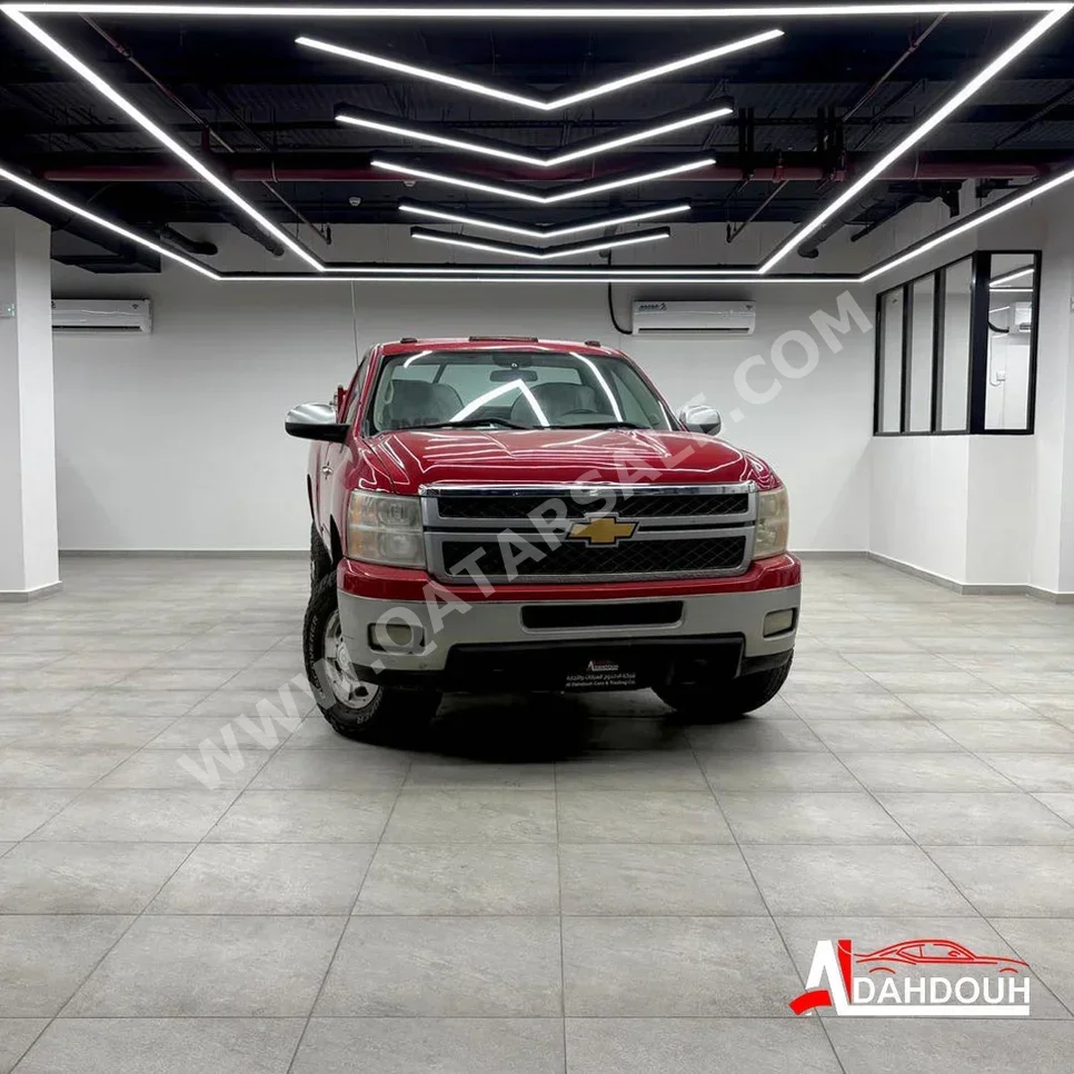 Chevrolet  Silverado  2500 HD  2013  Automatic  370,000 Km  8 Cylinder  Four Wheel Drive (4WD)  Pick Up  Red
