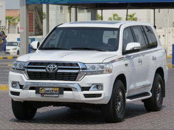 Toyota  Land Cruiser  GXR  2012  Automatic  499,900 Km  8 Cylinder  Four Wheel Drive (4WD)  SUV  White