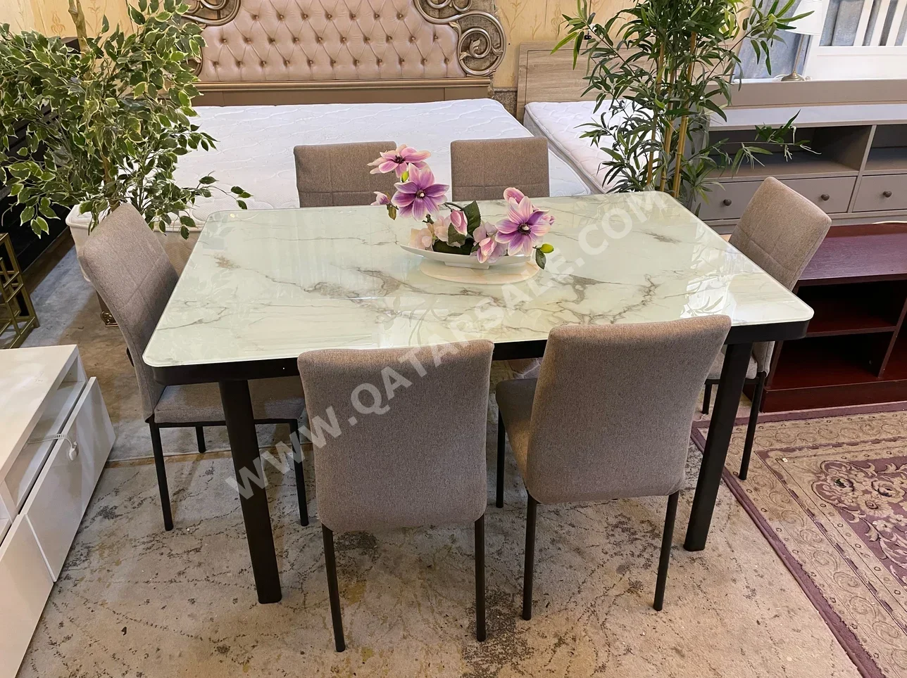 طاولة طعام مع كراسي