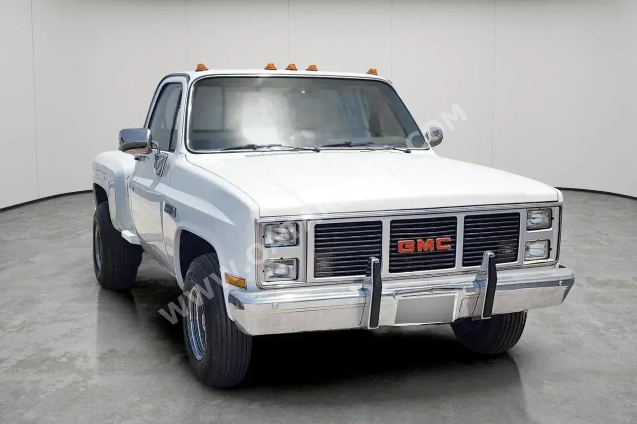 GMC  Classic  1985  Manual  41,000 Km  8 Cylinder  Rear Wheel Drive (RWD)  Pick Up  White