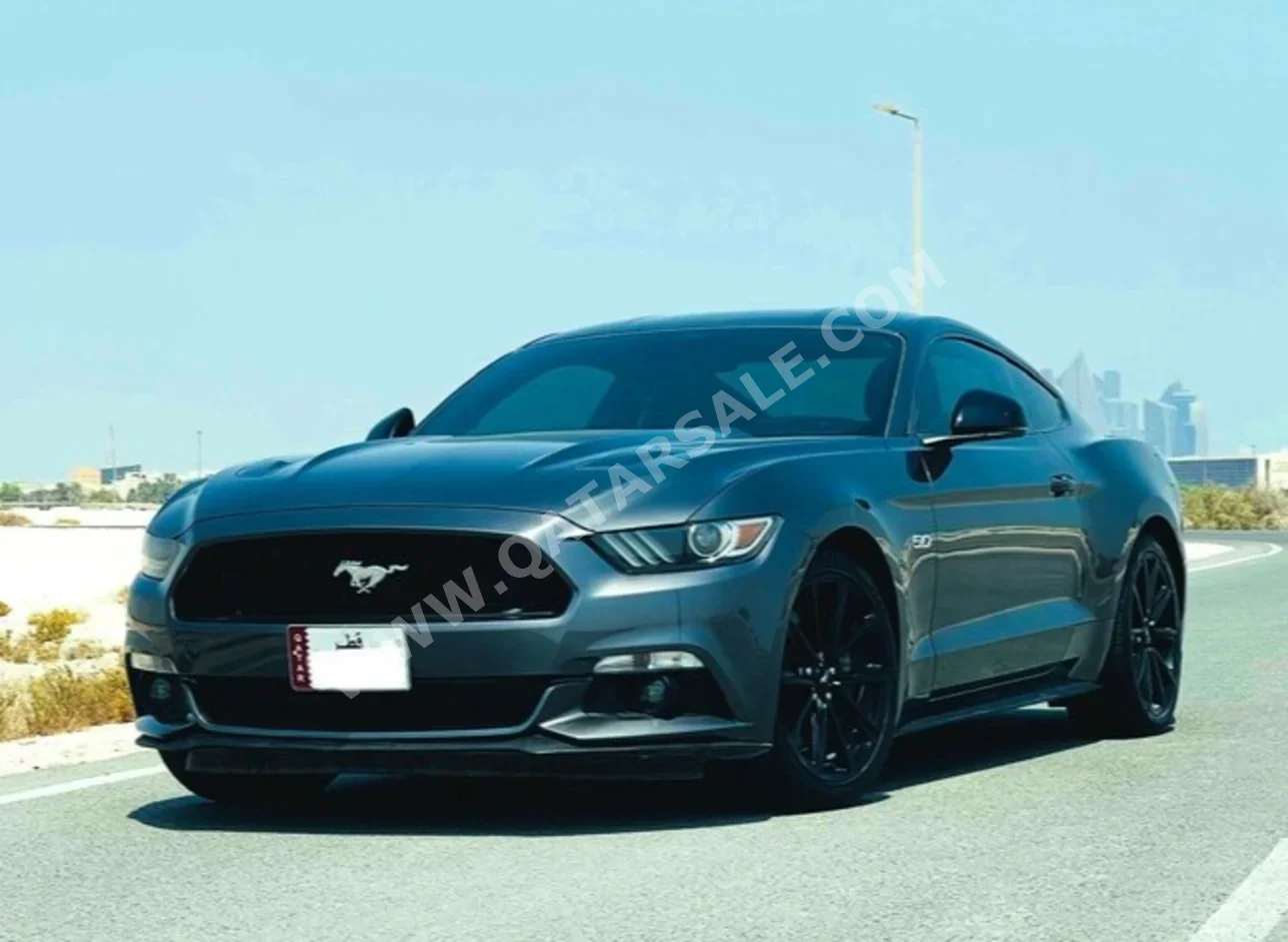 فورد  موستانغ  جي تي  2015  اوتوماتيك  121,000 كم  8 سلندر  دفع خلفي  كوبيه \ سبورت  رمادي