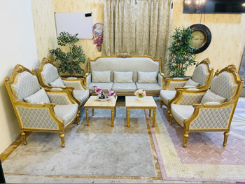 الأرائك والكنب والكراسي