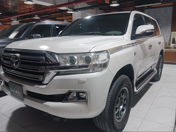 Toyota  Land Cruiser  VXR  2016  Automatic  339,000 Km  8 Cylinder  Four Wheel Drive (4WD)  SUV  White