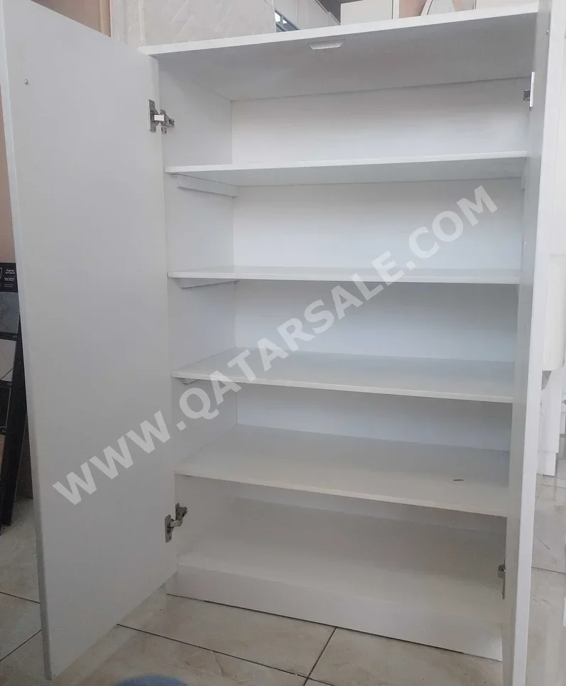 رفوف وخزانات الأحذية
