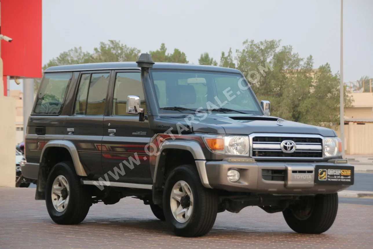 Toyota  Land Cruiser  Hard Top  2019  Manual  14,700 Km  8 Cylinder  Four Wheel Drive (4WD)  SUV  Gray