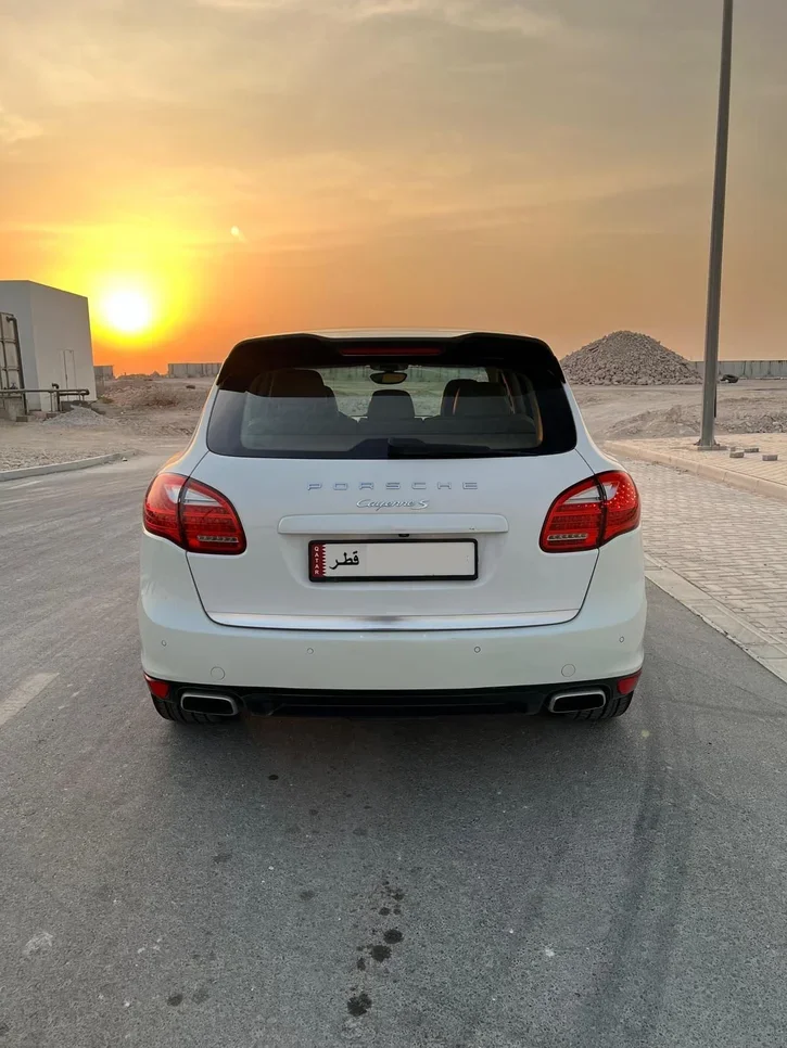 بورش  كيان  اس  2014  اوتوماتيك  106,000 كم  8 سلندر  دفع رباعي  اس يو في  أبيض