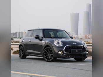 Mini  Cooper  S  2016  Automatic  99,000 Km  4 Cylinder  Front Wheel Drive (FWD)  Hatchback  Gray  With Warranty