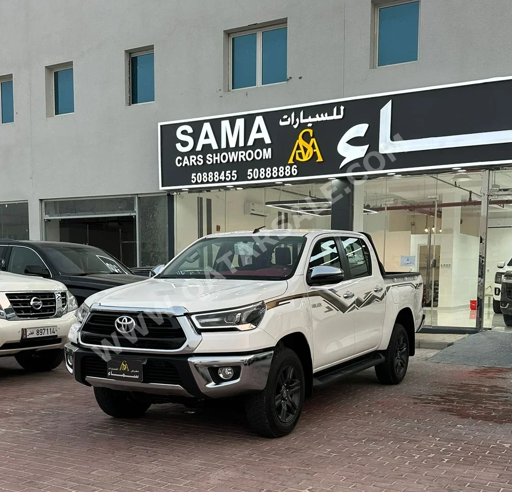 Toyota  Hilux  SR5  2024  Automatic  10,000 Km  4 Cylinder  Four Wheel Drive (4WD)  Pick Up  White  With Warranty
