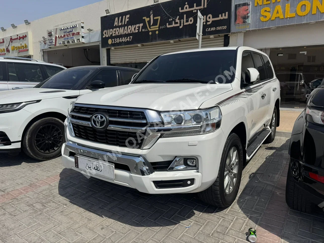 تويوتا  لاند كروزر  جي اكس ار  2019  اوتوماتيك  152,000 كم  6 سلندر  دفع رباعي  اس يو في  أبيض