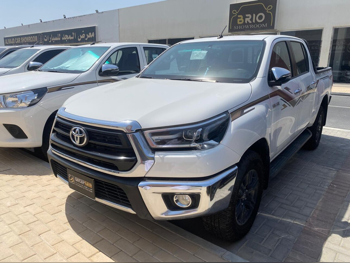 Toyota  Hilux  SR5  2024  Automatic  29,000 Km  4 Cylinder  Four Wheel Drive (4WD)  Pick Up  White  With Warranty