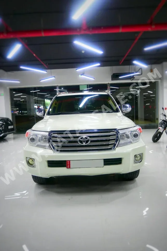 Toyota  Land Cruiser  GXR  2012  Automatic  289,000 Km  8 Cylinder  Four Wheel Drive (4WD)  SUV  White