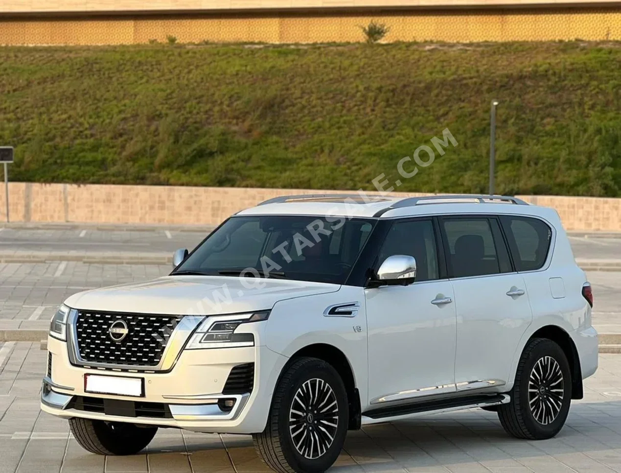 Nissan  Patrol  Platinum  2022  Automatic  133,000 Km  8 Cylinder  Four Wheel Drive (4WD)  SUV  White
