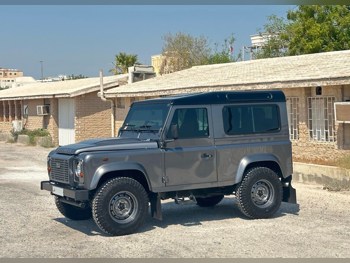 لاند روفر ديفيندر 90 2015 عادي 18,000 كم 4 سلندر دفع كلي مستمر اس يو في رمادي