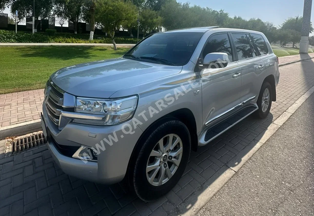 Toyota  Land Cruiser  VXR  2018  Automatic  156,000 Km  8 Cylinder  Four Wheel Drive (4WD)  SUV  Silver