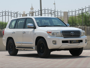 Toyota  Land Cruiser  VXR  2014  Automatic  326,000 Km  8 Cylinder  Four Wheel Drive (4WD)  SUV  White