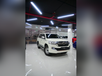 Toyota  Land Cruiser  VXR  2019  Automatic  319,000 Km  8 Cylinder  Four Wheel Drive (4WD)  SUV  White