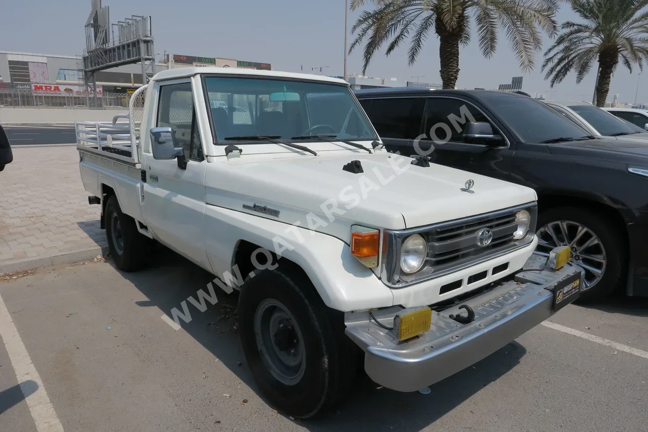 Toyota  Land Cruiser  LX  1989  Manual  700,000 Km  6 Cylinder  Four Wheel Drive (4WD)  Pick Up  White