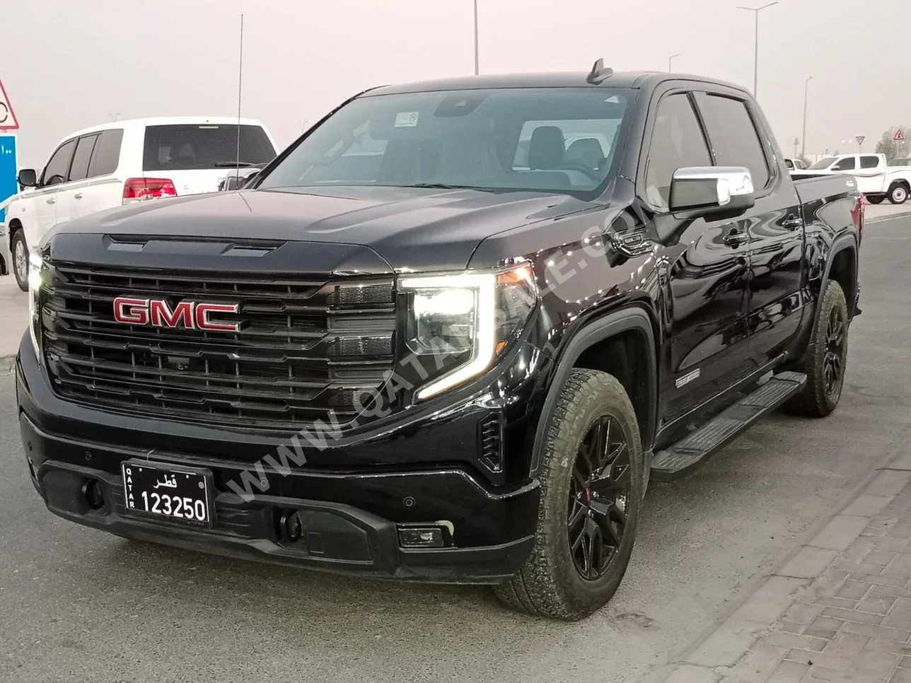 GMC  Sierra  Elevation  2024  Automatic  4,000 Km  8 Cylinder  Four Wheel Drive (4WD)  Pick Up  Black  With Warranty