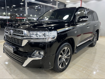 Toyota  Land Cruiser  VXR  2016  Automatic  247,000 Km  8 Cylinder  Four Wheel Drive (4WD)  SUV  Black