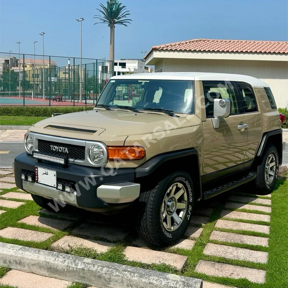 Toyota  FJ Cruiser  2014  Automatic  87,000 Km  6 Cylinder  Four Wheel Drive (4WD)  SUV  Beige