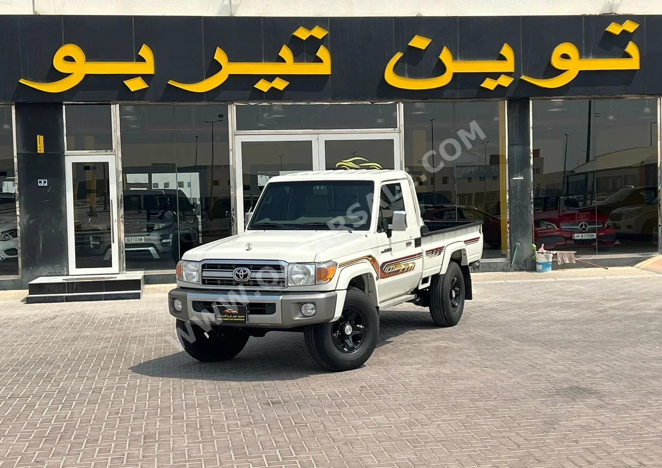 تويوتا  لاند كروزر  ال اكس  2022  عادي  106,000 كم  6 سلندر  دفع رباعي  بيكب  أبيض