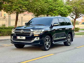 Toyota  Land Cruiser  GXR- Grand Touring  2020  Automatic  115,000 Km  8 Cylinder  Four Wheel Drive (4WD)  SUV  Black
