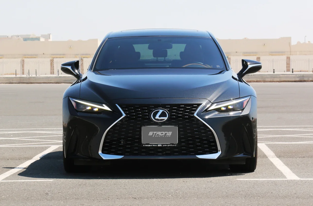 لكزس  آي اس 350  6 سلندر  سيدان  أسود  2024