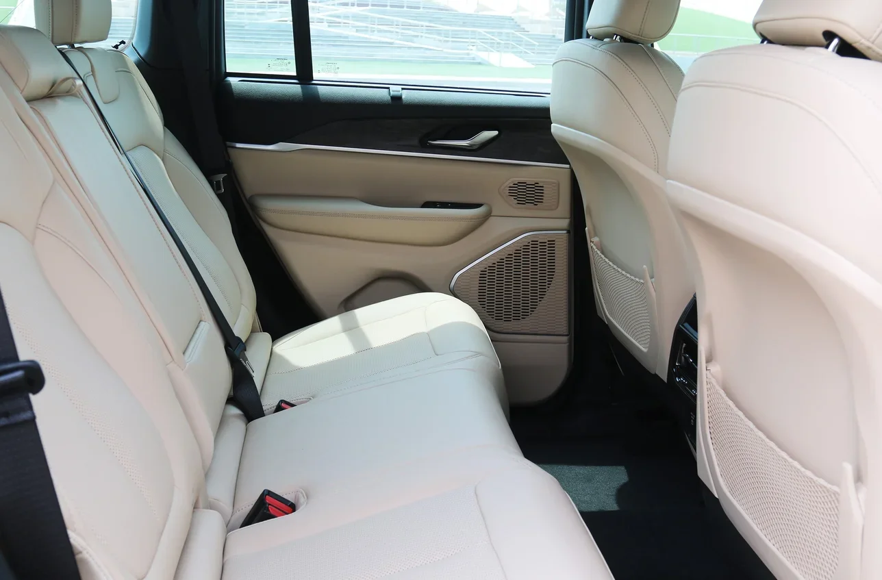 جييب جراند شيروكي 6 سلندر إس يو في 4 في 4 أسود 2024