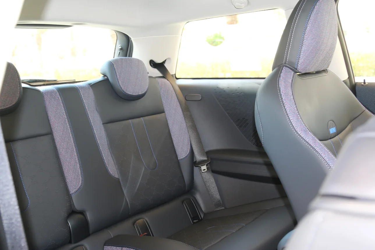 ميني  كوبر  4 سلندر  هاتش باك  فضي  2025