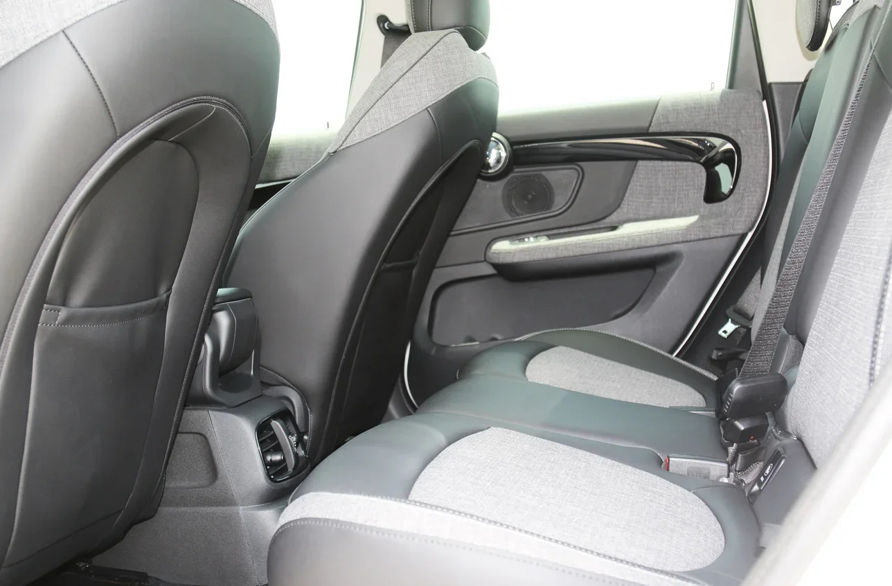 ميني كانتري مان 4 سلندر هاتش باك أبيض 2024