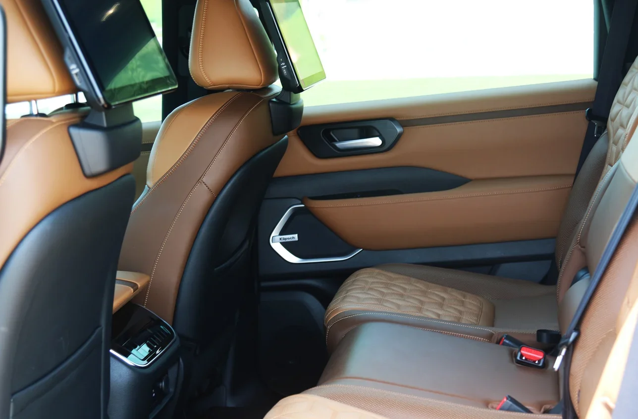 نيسان باترول بلاتينيوم 6 سلندر إس يو في 4 في 4 رمادي 2025