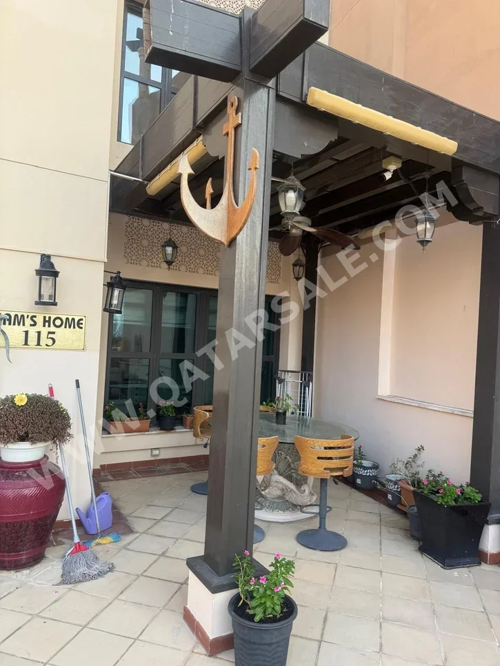Townhouse  - Semi Furnished  - Doha  - The Pearl  - 4 Bedrooms