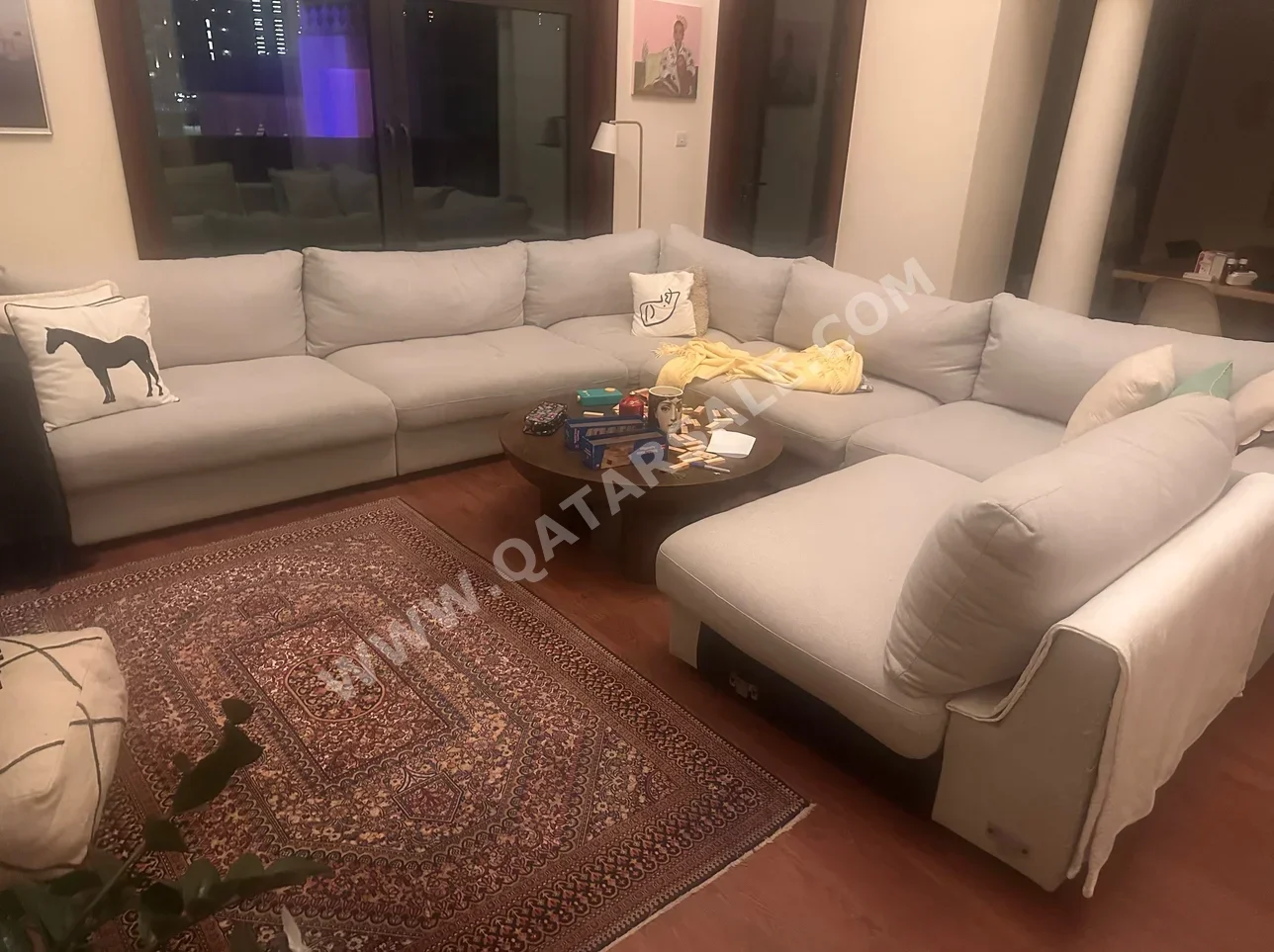 الأرائك والكنب والكراسي بان ايماريتس  طقم كنب  - قماش  - اللون الرمادي  - مع طاولة
