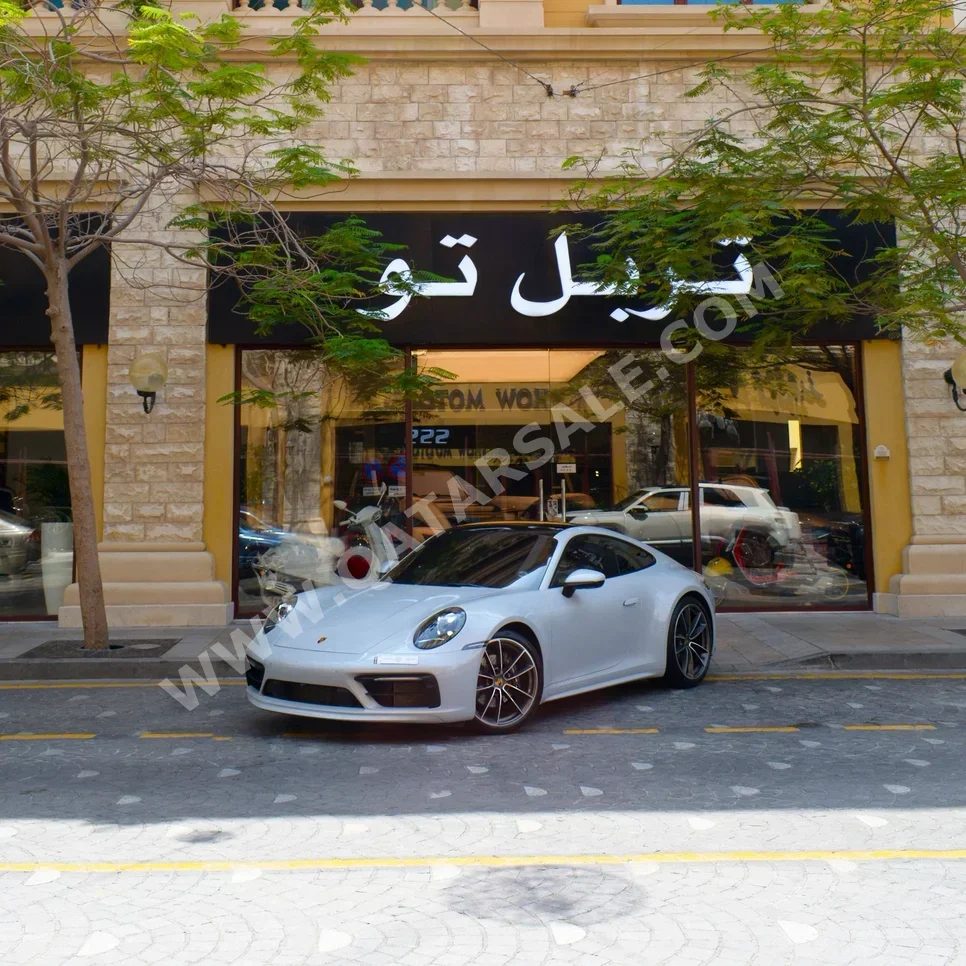 بورش  911  كاريرا  2024  اوتوماتيك  10,000 كم  6 سلندر  دفع خلفي  كوبيه \ سبورت  رمادي  تحت الضمان