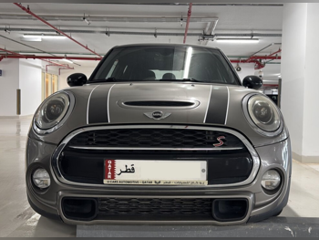 Mini  Cooper  S  2018  Automatic  123,060 Km  4 Cylinder  Front Wheel Drive (FWD)  Hatchback  Black and Gray