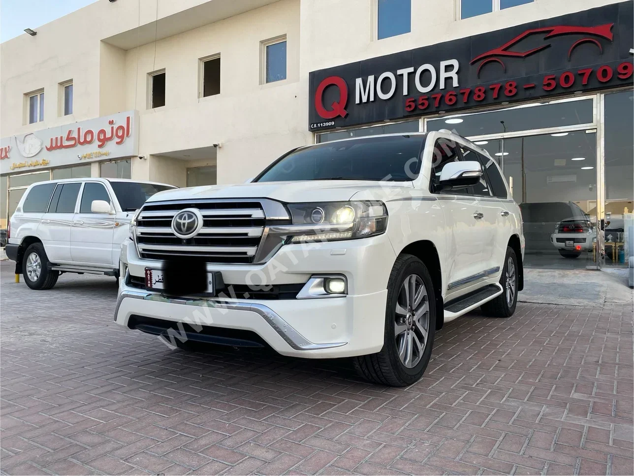 Toyota  Land Cruiser  VXS  2017  Automatic  425,000 Km  8 Cylinder  Four Wheel Drive (4WD)  SUV  White