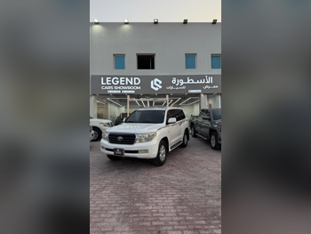تويوتا  لاند كروزر  جي اكس  2010  اوتوماتيك  300,000 كم  6 سلندر  دفع رباعي  اس يو في  أبيض