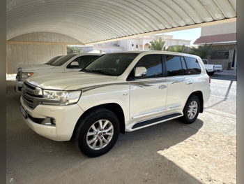 Toyota  Land Cruiser  VXR  2017  Automatic  200,000 Km  8 Cylinder  Four Wheel Drive (4WD)  SUV  Pearl