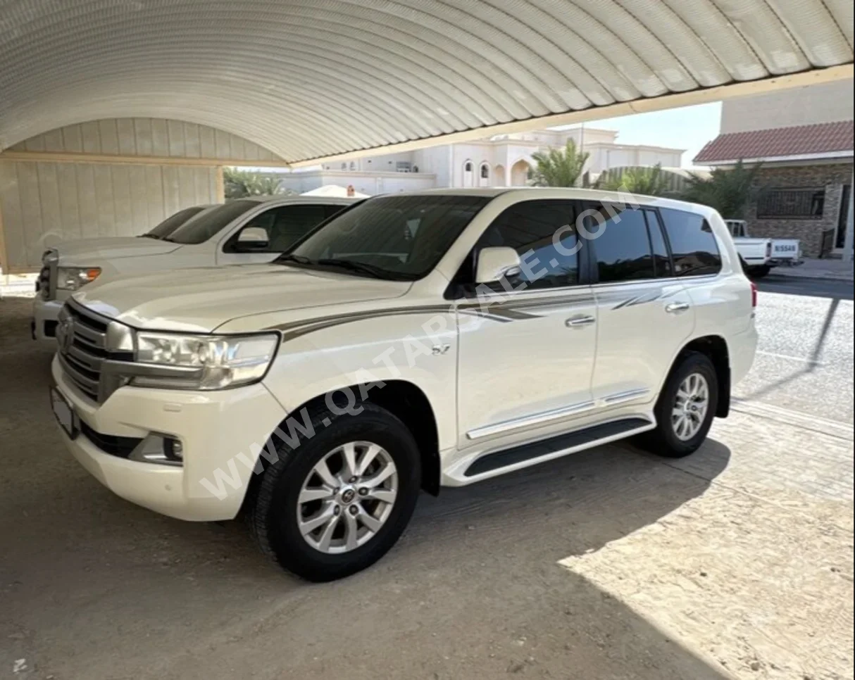 Toyota  Land Cruiser  VXR  2017  Automatic  200,000 Km  8 Cylinder  Four Wheel Drive (4WD)  SUV  Pearl