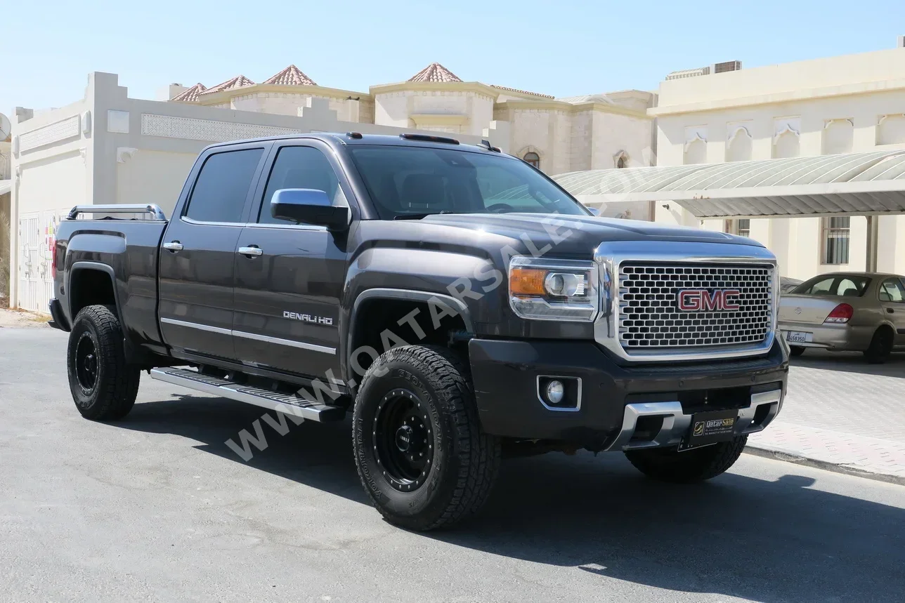 GMC  Sierra  Denali  2015  Automatic  114,000 Km  8 Cylinder  Four Wheel Drive (4WD)  Pick Up  Gray