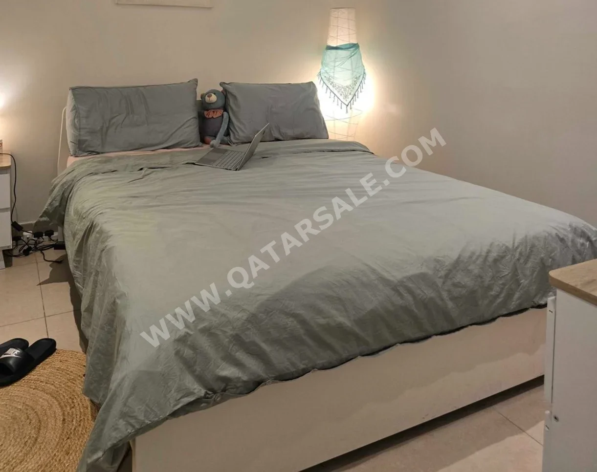 الأسّرة - ايكيا  - كوين  - أبيض