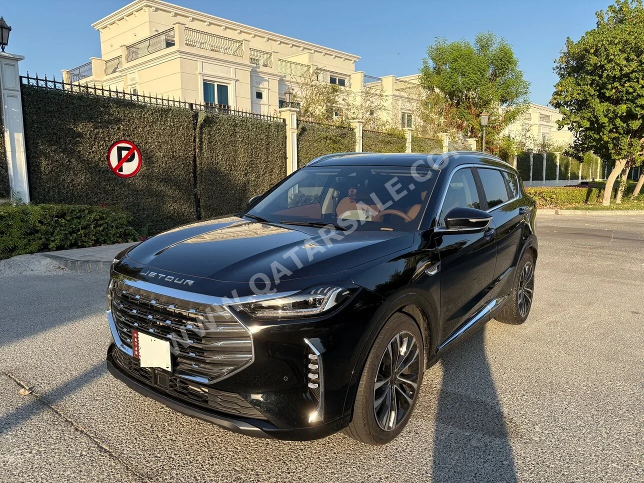 Jetour  X70  Plus Luxury  2025  Automatic  9,800 Km  4 Cylinder  Front Wheel Drive (FWD)  SUV  Black  With Warranty