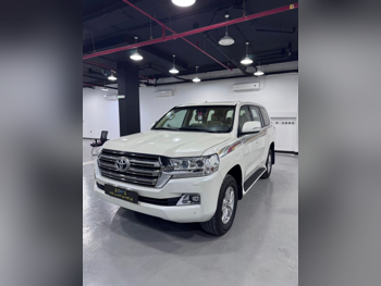 Toyota  Land Cruiser  GXR  2016  Automatic  300,000 Km  6 Cylinder  Four Wheel Drive (4WD)  SUV  White