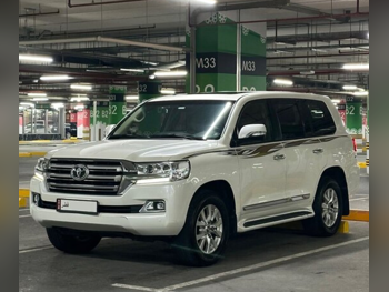Toyota  Land Cruiser  GXR  2017  Automatic  128,000 Km  8 Cylinder  All Wheel Drive (AWD)  SUV  Pearl